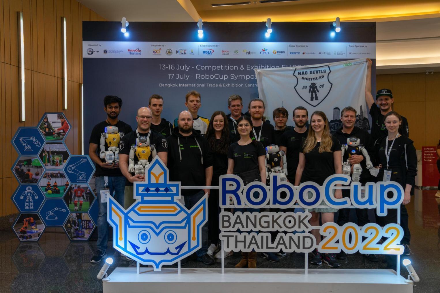 Robot Calciatori della competizione RoboCup - team coinvolti: Nao Devils TU Dortmund, SPQR Team